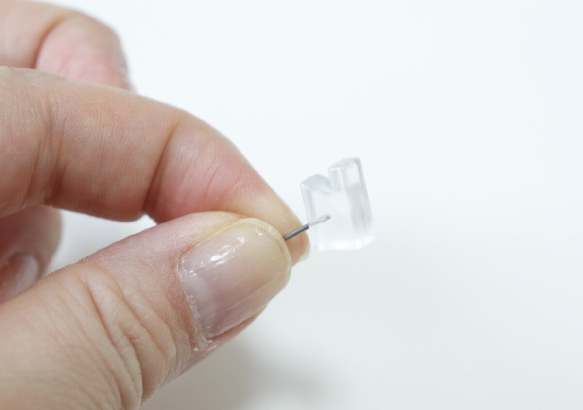壁に直付ってアリかも…！100均で見つけた画鋲型フックで収納が変わる！小さな便利グッズ