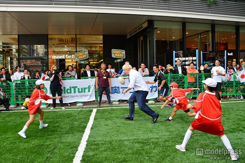 ボリス・ジョンソンと日本の子供たちがラグビー