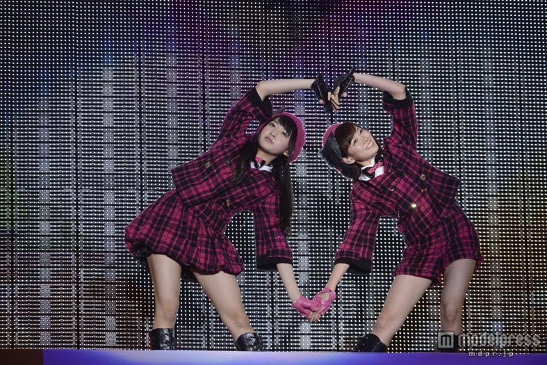 「狼とプライド」を披露した木崎ゆりあ（左）、渡辺美優紀（右）／（C）AKS