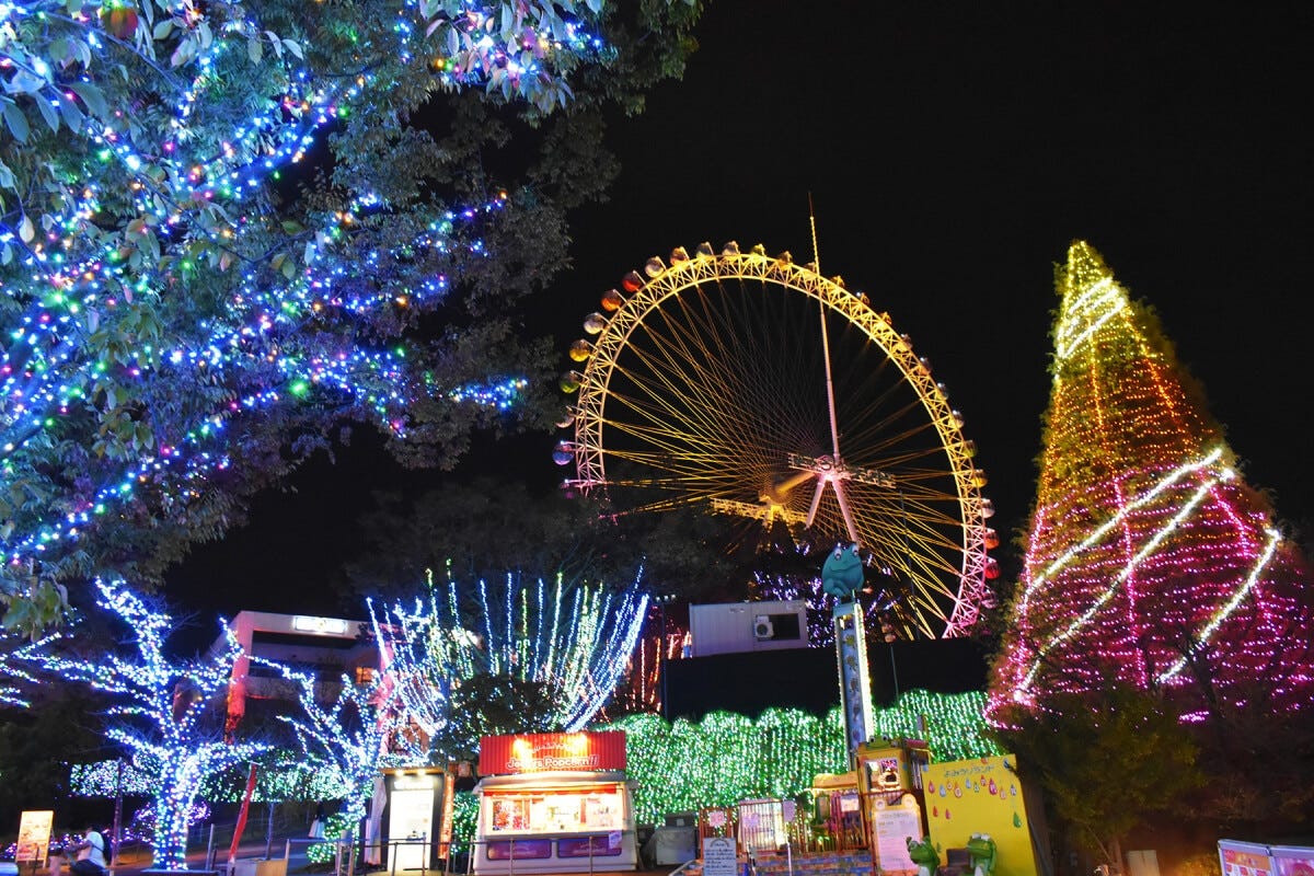 遊園地のシンボルでもある大観覧車は「豊かさ、高貴、ロマンス」のイメージを組み合わせたライトアップです