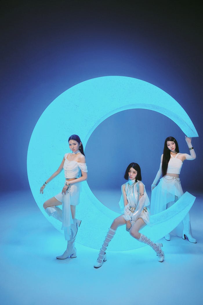 IS:SUE 4TH SINGLE「PHASE」サブアー写(C)LAPONE GIRLS