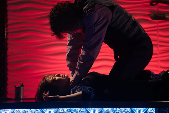 (下)白石麻衣「嘘喰い 鞍馬蘭子篇」(C)迫稔雄/集英社 (C)2022映画「嘘喰い」製作委員会 (C)エイベックス通信放送