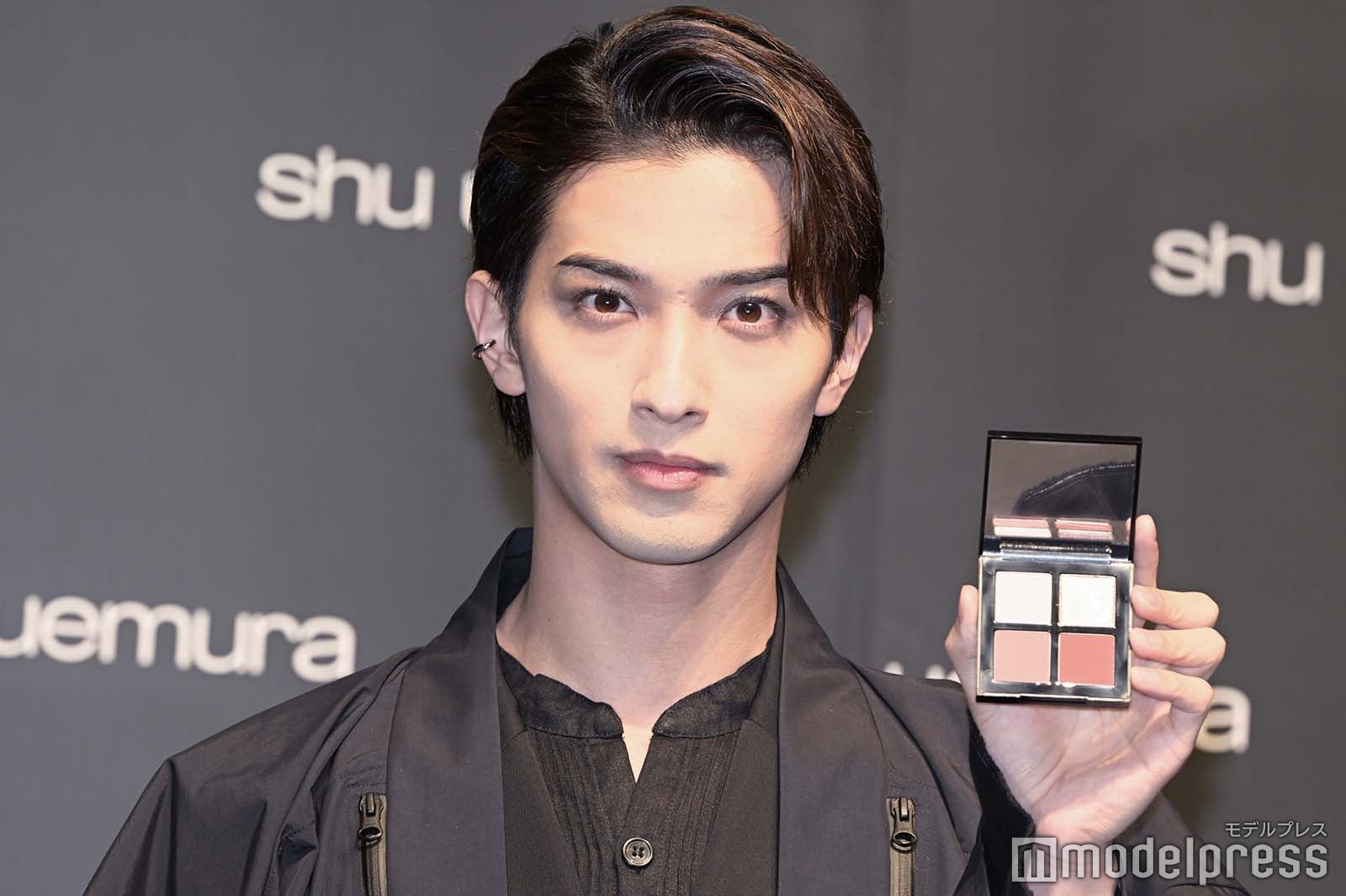 アイシャドウパレットをアピールする横浜流星（C）モデルプレス