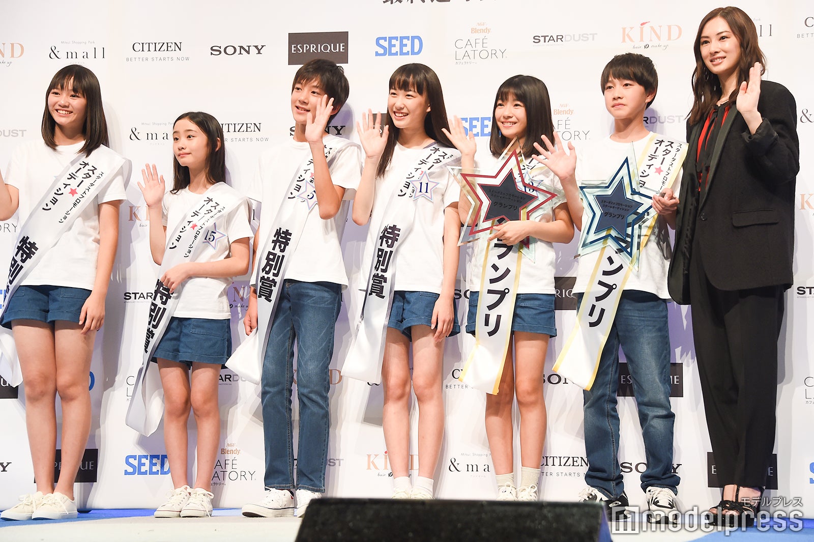 大塚梨々愛さん、三谷宥貴奈さん、吉原徠地くん、山下森羅さん、渡邉心結さん、酒井大地くん、北川景子 （C）モデルプレス