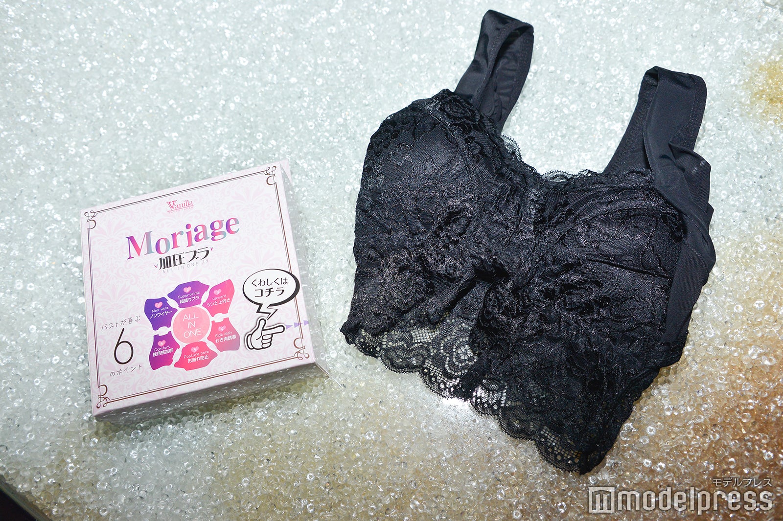 「moriage 加圧ブラ」はピュアホワイトとナイトとブラックの2色展開（C）モデルプレス