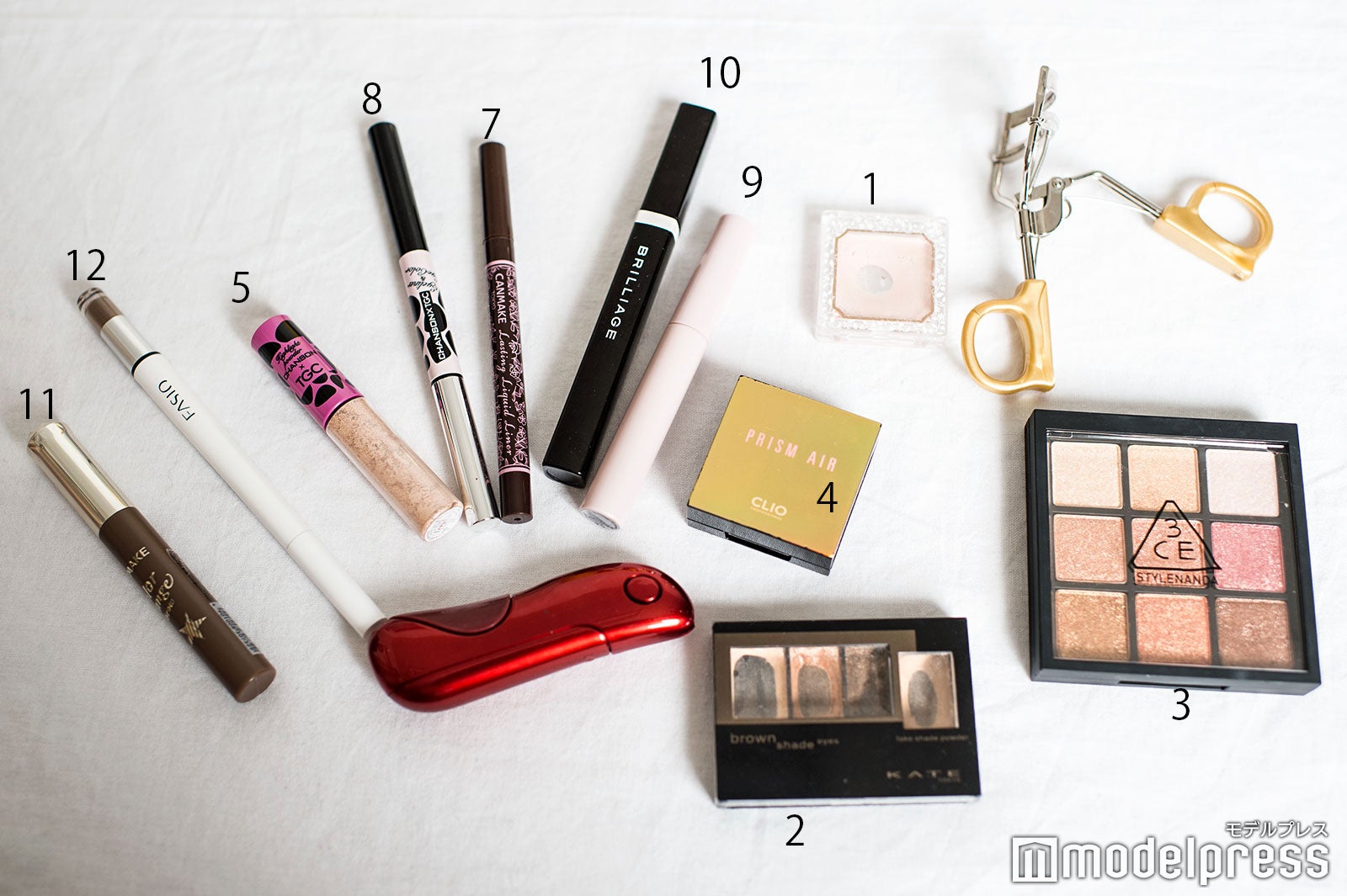 アンジェラ芽衣のメイクポーチ：アイメイク （C）モデルプレス