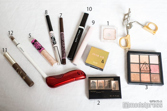 アンジェラ芽衣のメイクポーチ:アイメイク (C)モデルプレス