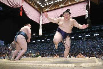 安青錦が横綱大の里撃破！勝ち越し8勝目あげて大関復帰10勝へあと2 綱とり霧島は痛恨2敗目 9日目は2横綱2大関総崩れの波乱 1敗首位は安青錦、琴栄峰、獅司の3人