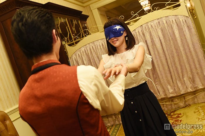 キャストに手を引かれて会場へ/モデル:河西里音