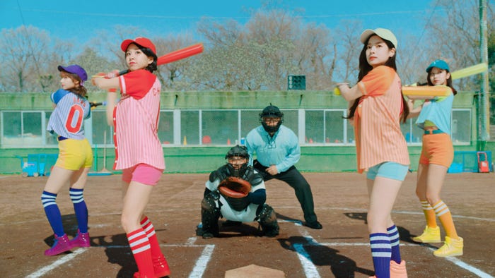 TWICE/「カラフル野球部」篇より(提供画像)