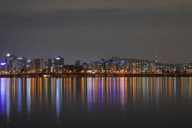 漢江沿いの美しい夜景／photo by travel oriented