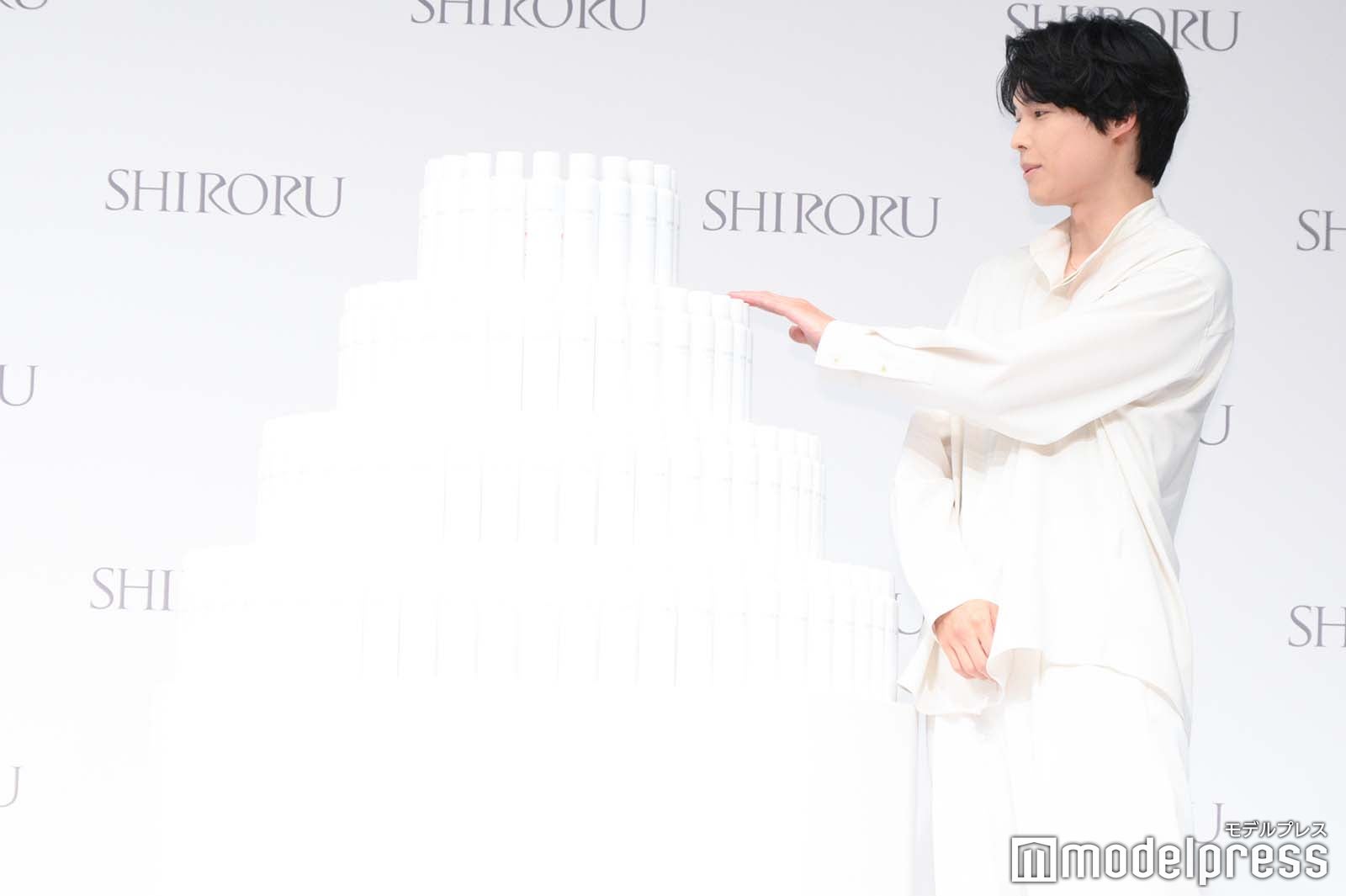 展示品を今のうちに触っておく松村北斗（C）モデルプレス