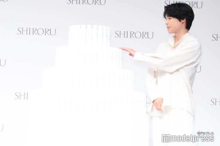 展示品を今のうちに触っておく松村北斗(C)モデルプレス