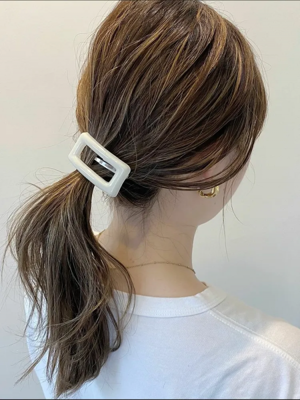夏は涼しげなヘアアレンジで垢抜けを叶える ミディアムさん向けの簡単スタイル集 モデルプレス 夏は涼しげなヘアアレンジで垢抜けを叶える ミディアムさん向けの簡単スタイル集 モデルプレス