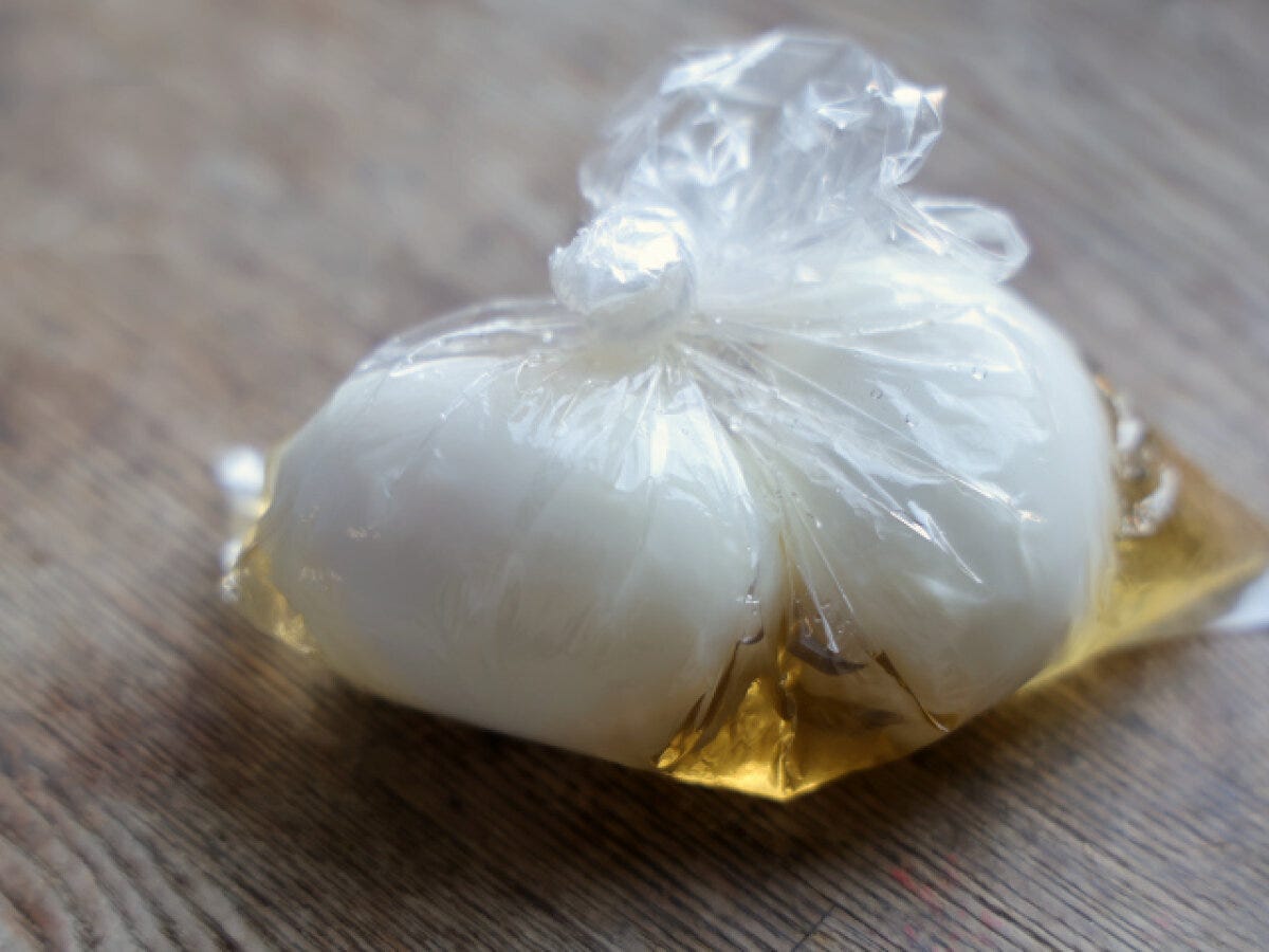 ゆで卵を白だしにつける