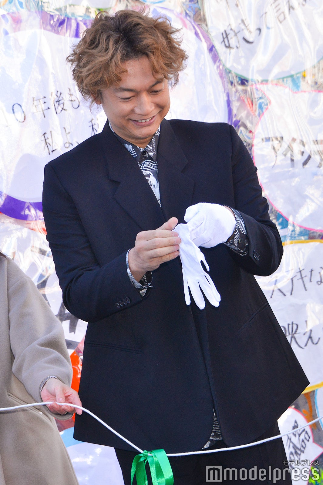 手袋をはめる香取慎吾（C）モデルプレス