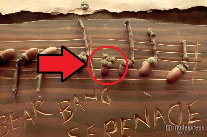 ドングリの音符の1つがミッキーに