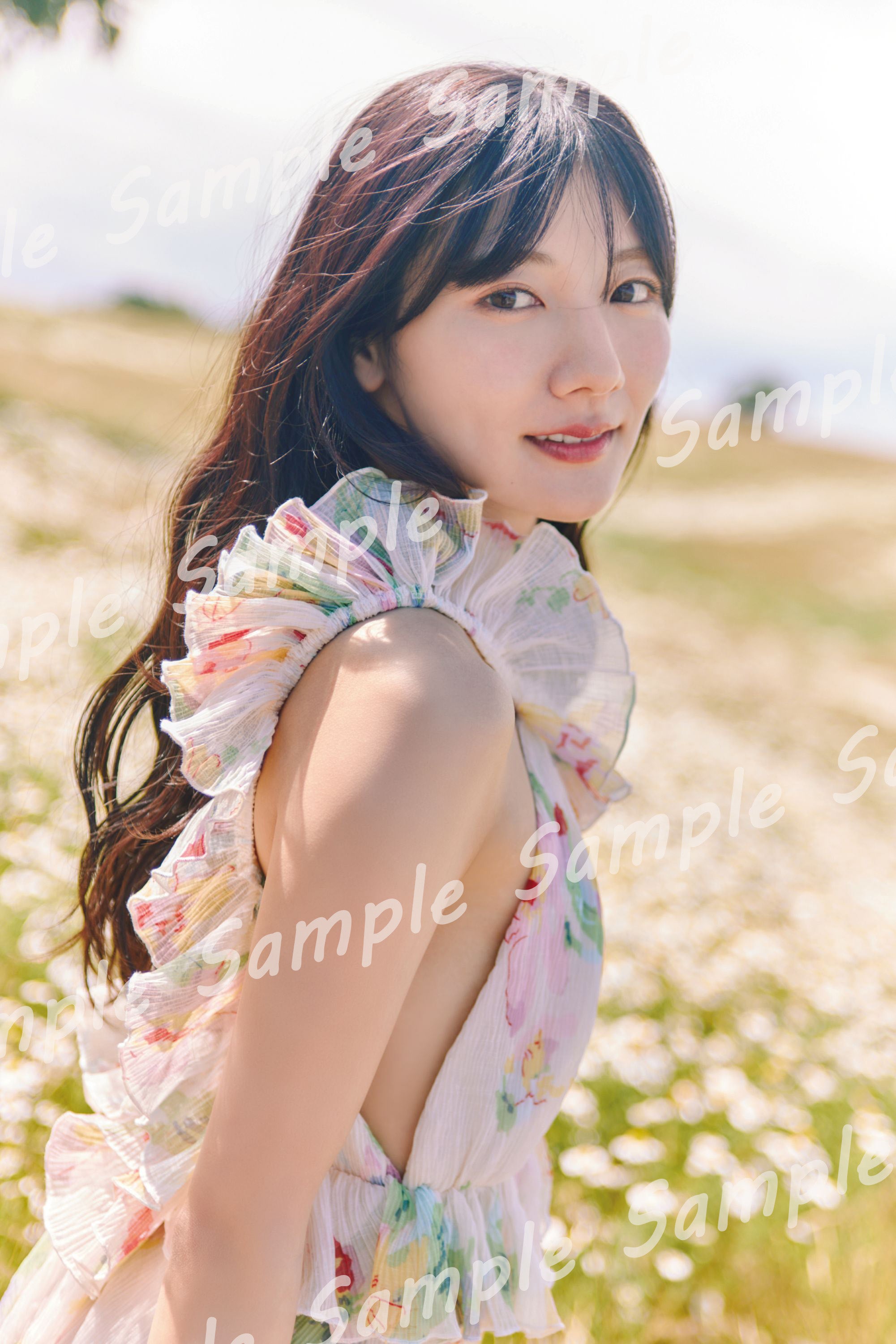 日向坂46河田陽菜、ピンクのランジェリー姿で屈託のない笑顔 2nd写真集