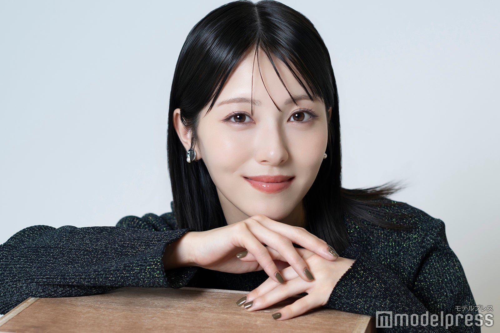 浜辺美波／ヘアメイク：George、スタイリスト：瀬川結美子（C）モデルプレス