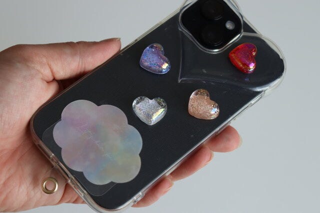 ダイソー　スマホ貼り付けパーツ（キラキラ、5P）　使用例