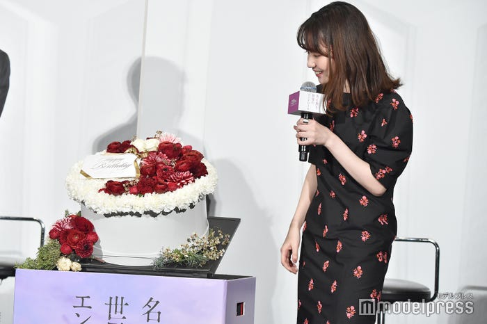 誕生日を祝福される山田杏奈(C)モデルプレス