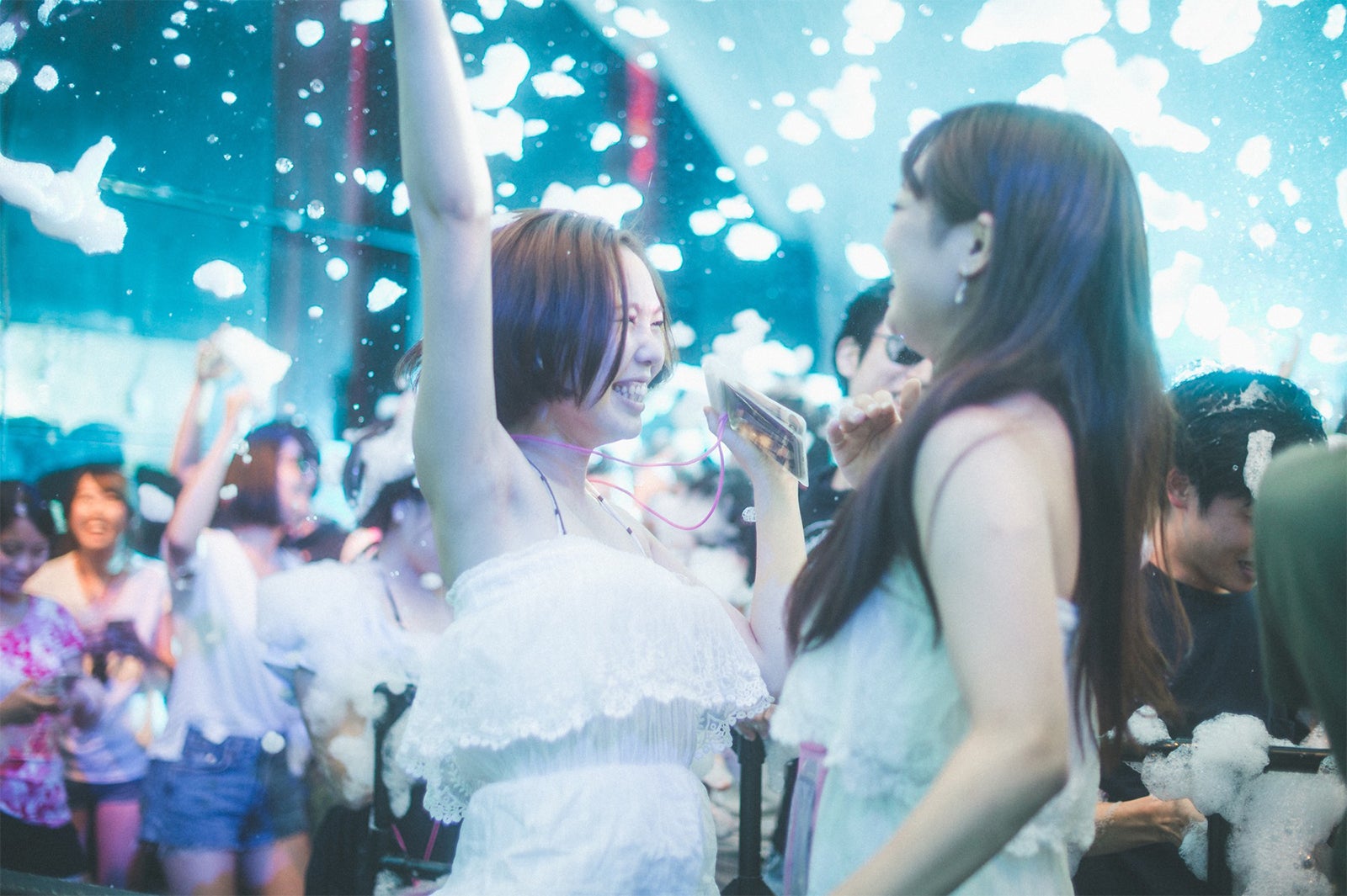 ホワイトコーデでリゾート気分を／画像提供：アフロ＆コー