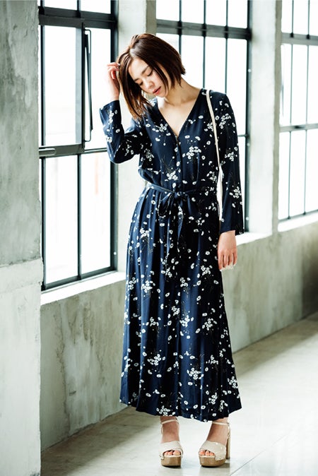 ロングガウンワンピース￥21,600（税込） メタルハンドルポシェット￥11,232（税込） WOODソールサンダル￥13,176（税込）／snidel（C）TOPLOG