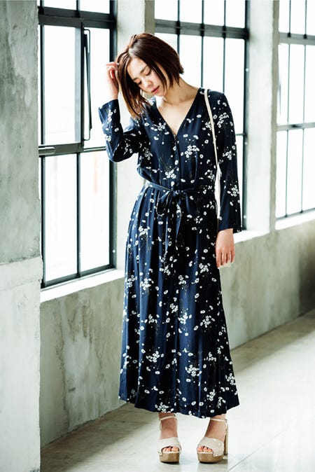 ロングガウンワンピース¥21,600(税込) メタルハンドルポシェット¥11,232(税込) WOODソールサンダル¥13,176(税込)/snidel(C)TOPLOG