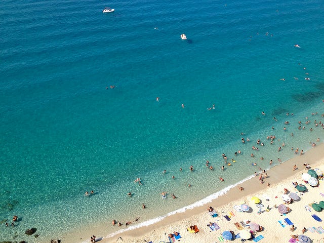 イタリア「トロペーア」の絶景ビーチに一目惚れ “神々の海岸”が宝石級の美しさ