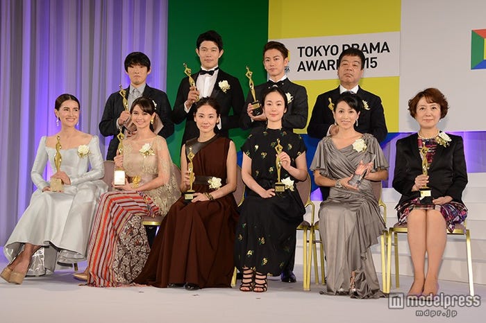 「東京ドラマアウォード2015」受賞者(上段左より)松江哲明氏、鈴木亮平、佐藤健、八木康夫氏(下段左より)エーン・トーンプラソム、ユキ・カトウ、吉田羊、黒木華、西村知美、中園ミホ氏
