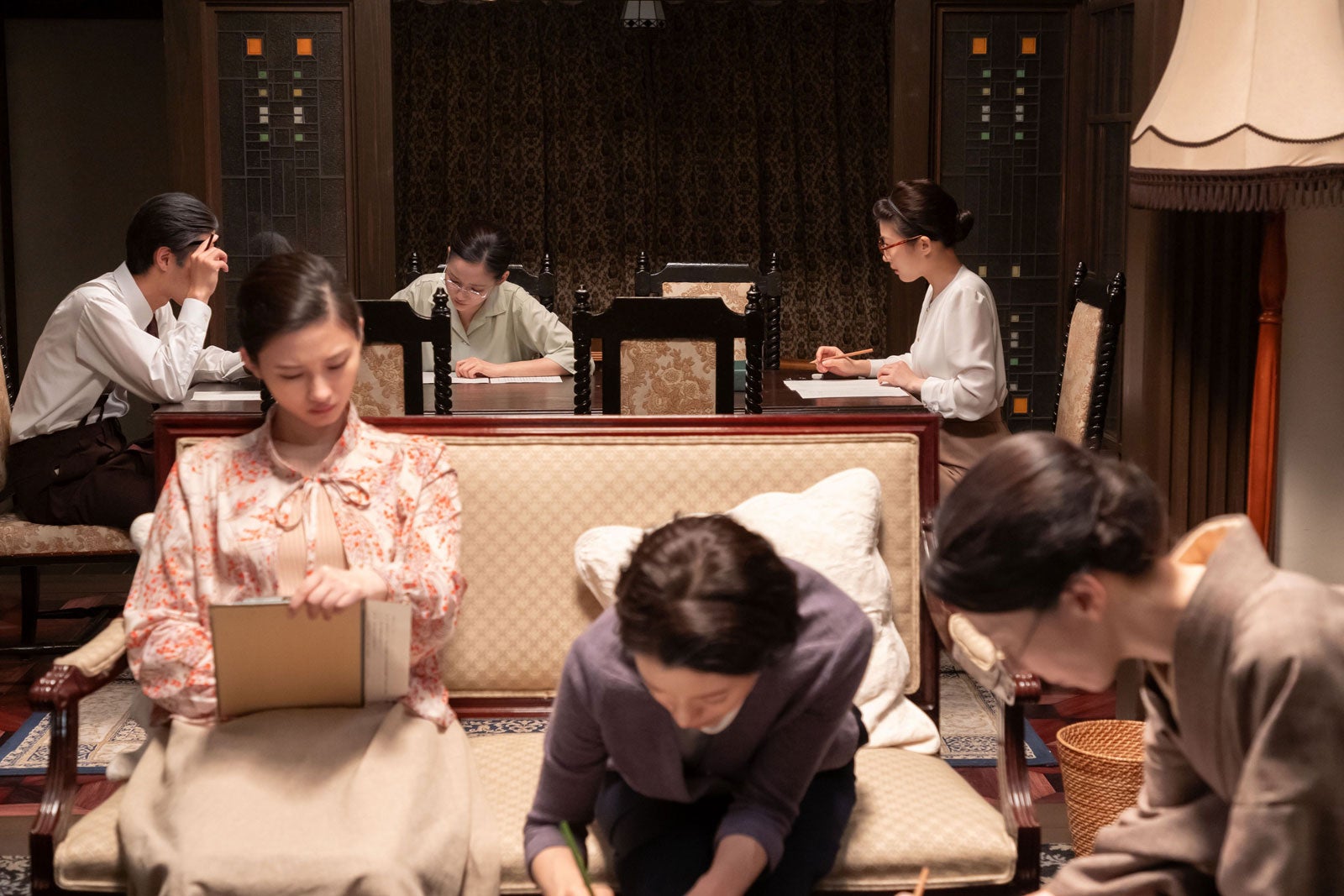 （奥）戸塚純貴、ハ・ヨンス、伊藤沙莉（手前）羽瀬川なぎ、桜井ユキ、平岩紙「虎に翼」第123話（C）NHK