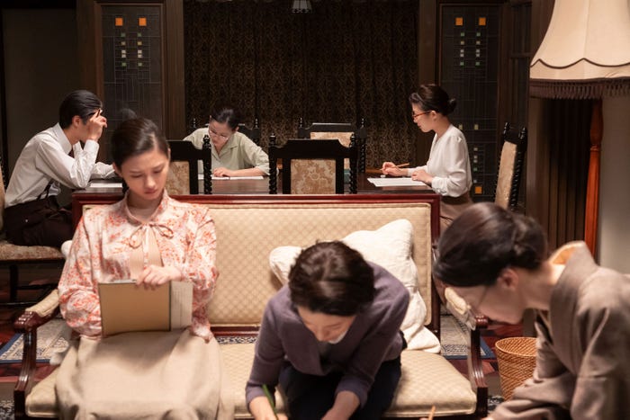 (奥)戸塚純貴、ハ・ヨンス、伊藤沙莉(手前)羽瀬川なぎ、桜井ユキ、平岩紙「虎に翼」第123話(C)NHK