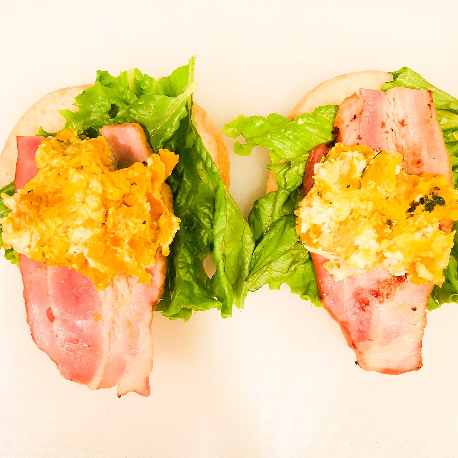 手順5ベーコンはバンズから片方はみ出すように置き、かぼちゃ、バンズの上部の順にのせる／画像提供：柏原歩