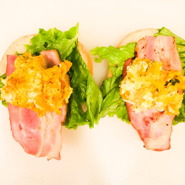 手順5ベーコンはバンズから片方はみ出すように置き、かぼちゃ、バンズの上部の順にのせる/画像提供:柏原歩