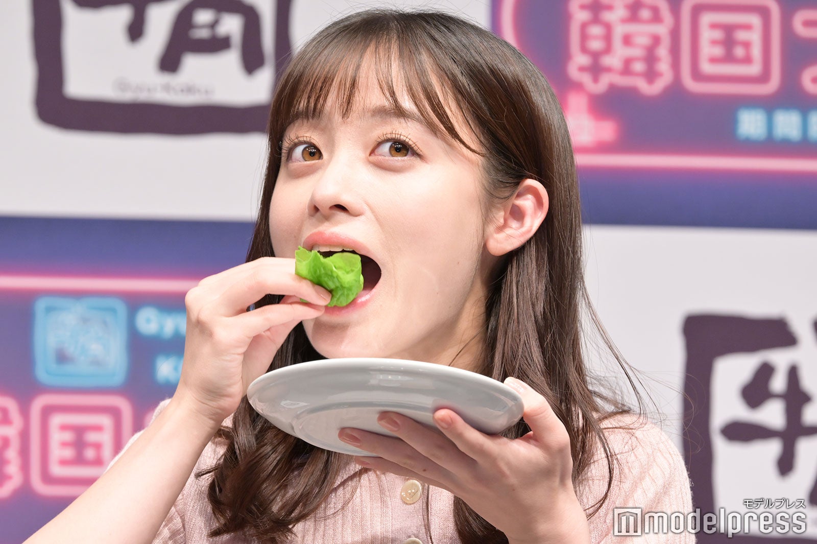 試食する橋本環奈（C）モデルプレス