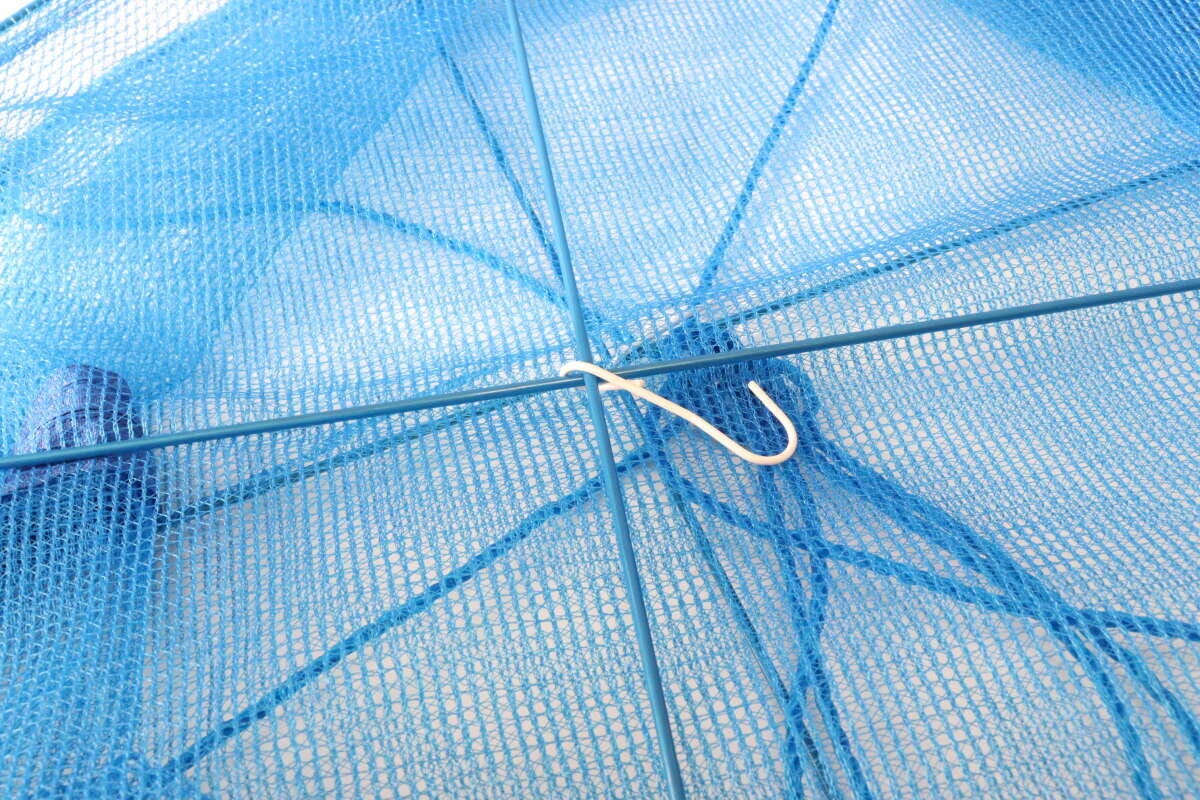 ダイソーのつなげる多用途ネットはフック付きで連結できる