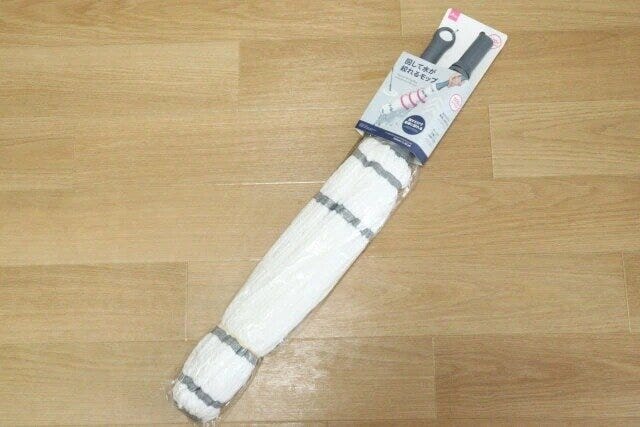 ダイソー　回して水が絞れるモップ　パッケージ