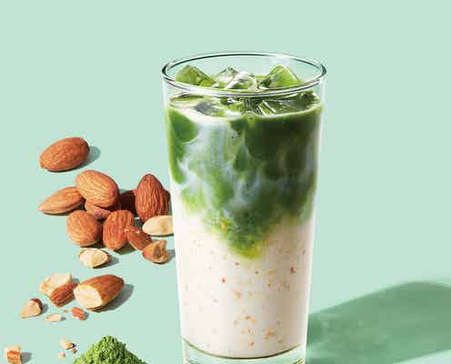スタバ「抹茶 & クラッシュ アーモンドミルク ティー ラテ」美しい2層&フローズン仕立ての人気ラテが復活