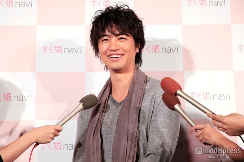 報道陣の取材に応じる斎藤工