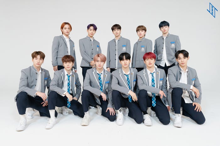 練習生当時の衣装を着たJO1(C)LAPONE ENTERTAINMENT