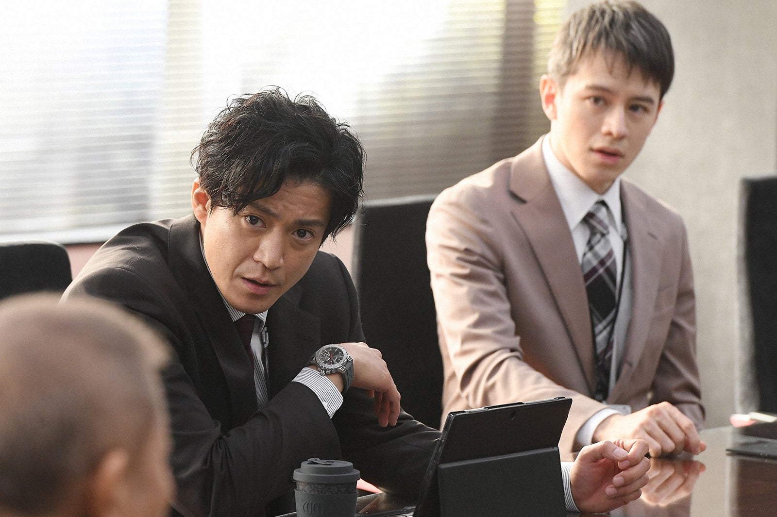 小栗旬、ウエンツ瑛士／「日本沈没ー希望のひとー」第1話より（C）TBS