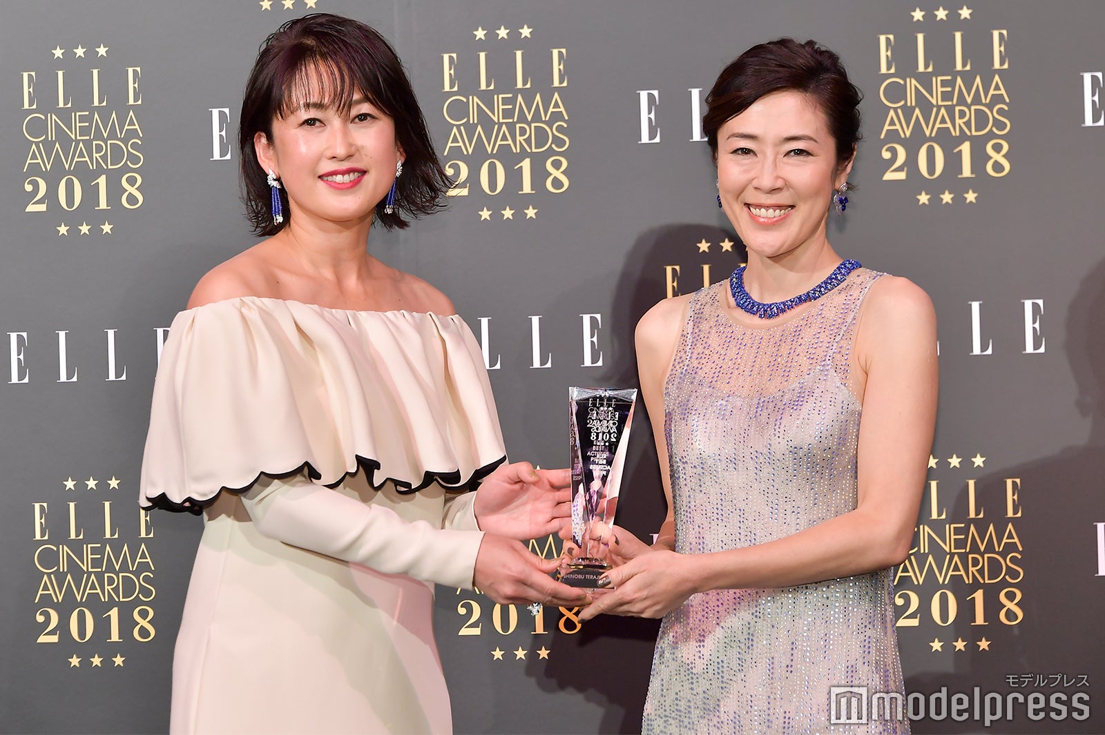 寺島しのぶ（右）（C）モデルプレス