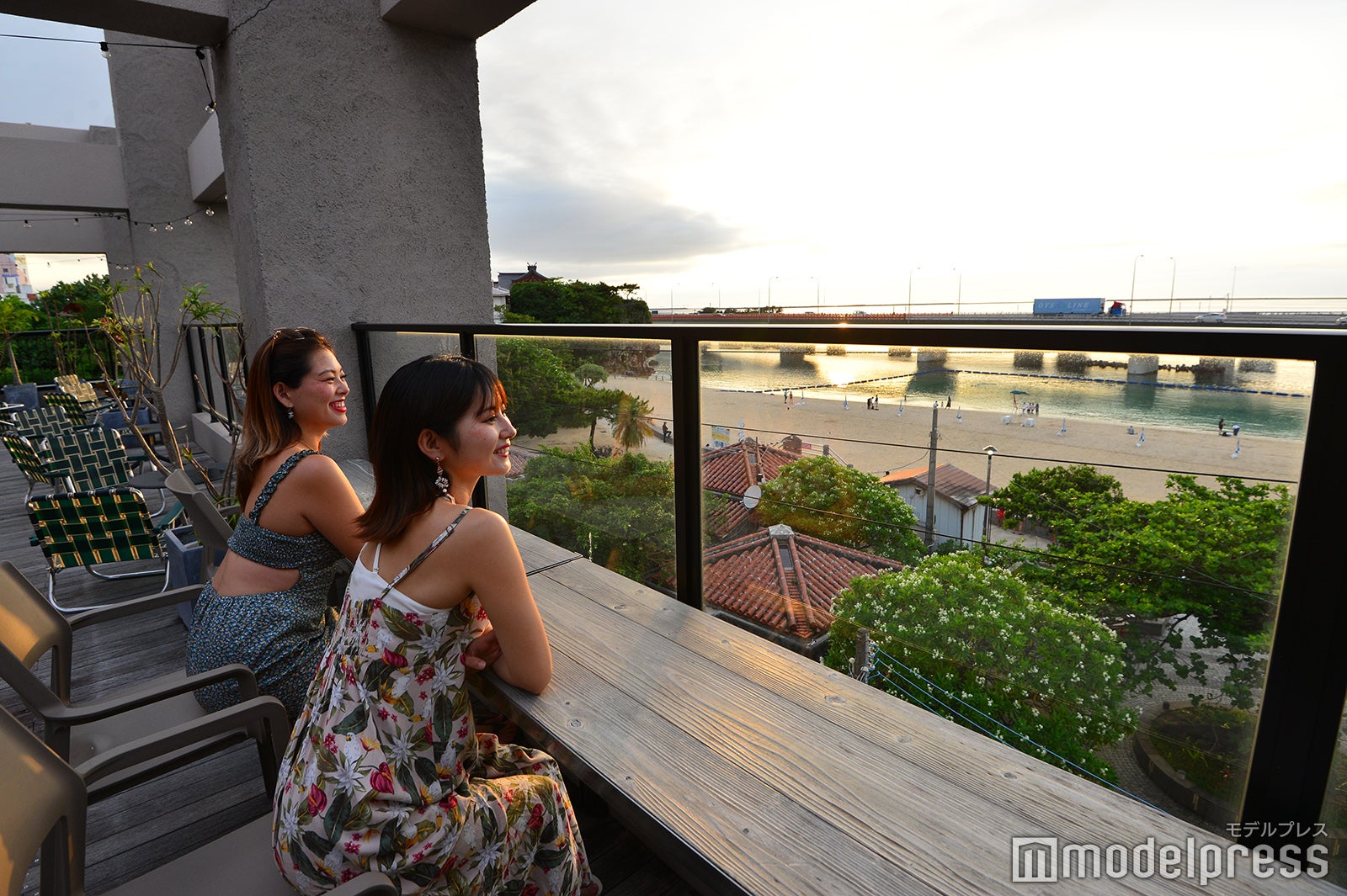 屋上のラウンジから1日の終わりにサンセットを眺める（C）モデルプレス