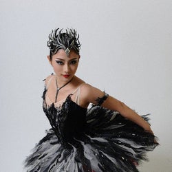 石原さとみ 妖艶な眼差しでセクシーボディ披露 モデルプレス