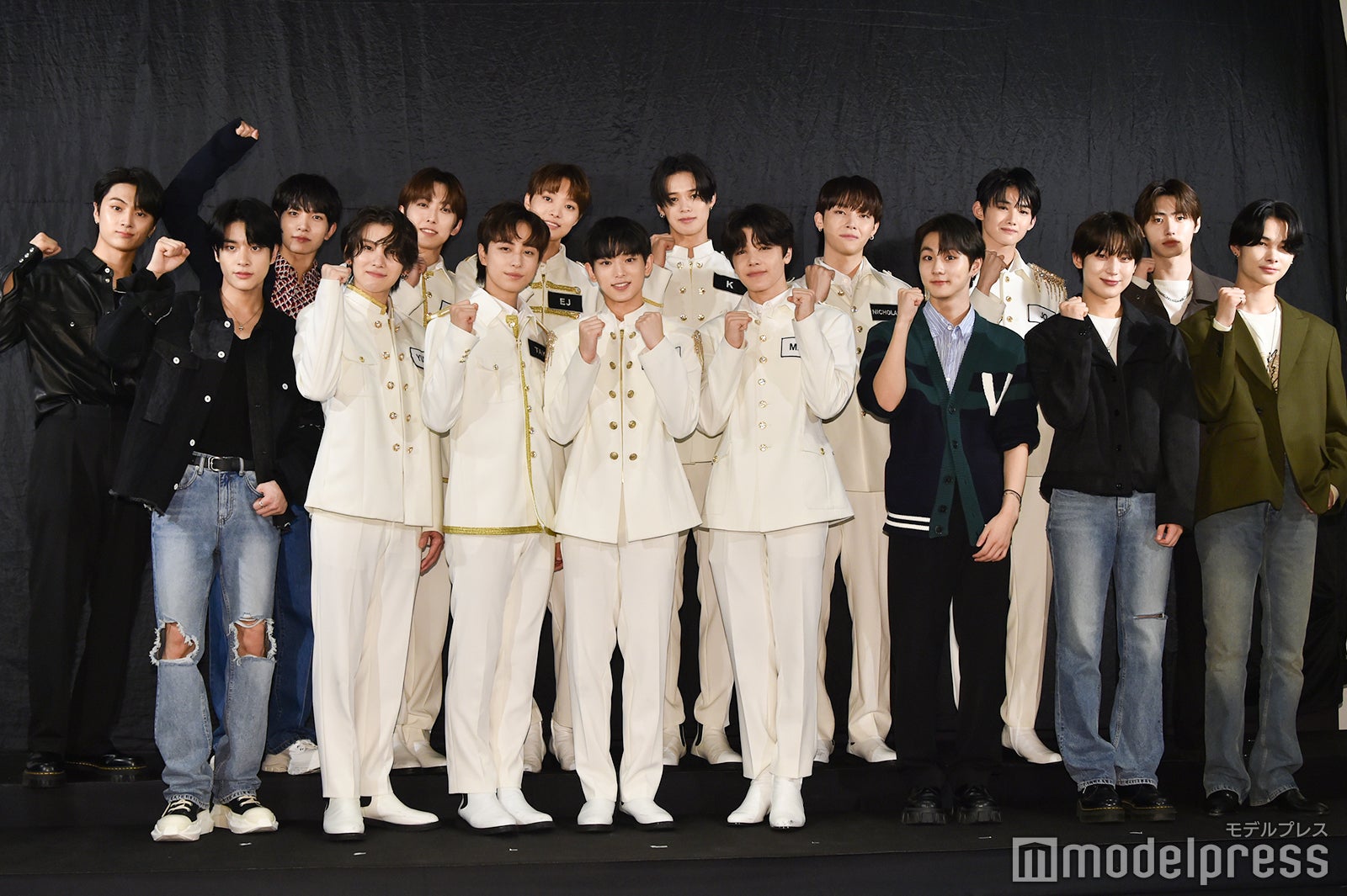 （後列左から）JAY、HEESEUNG、FUMA、EJ、K、NICHOLAS、JO、SUNGHOON（前列左から）JAKE、YUMA、TAKI、HARUA、MAKI、JUNGWON、SUNOO、NI-KI（C）モデルプレス