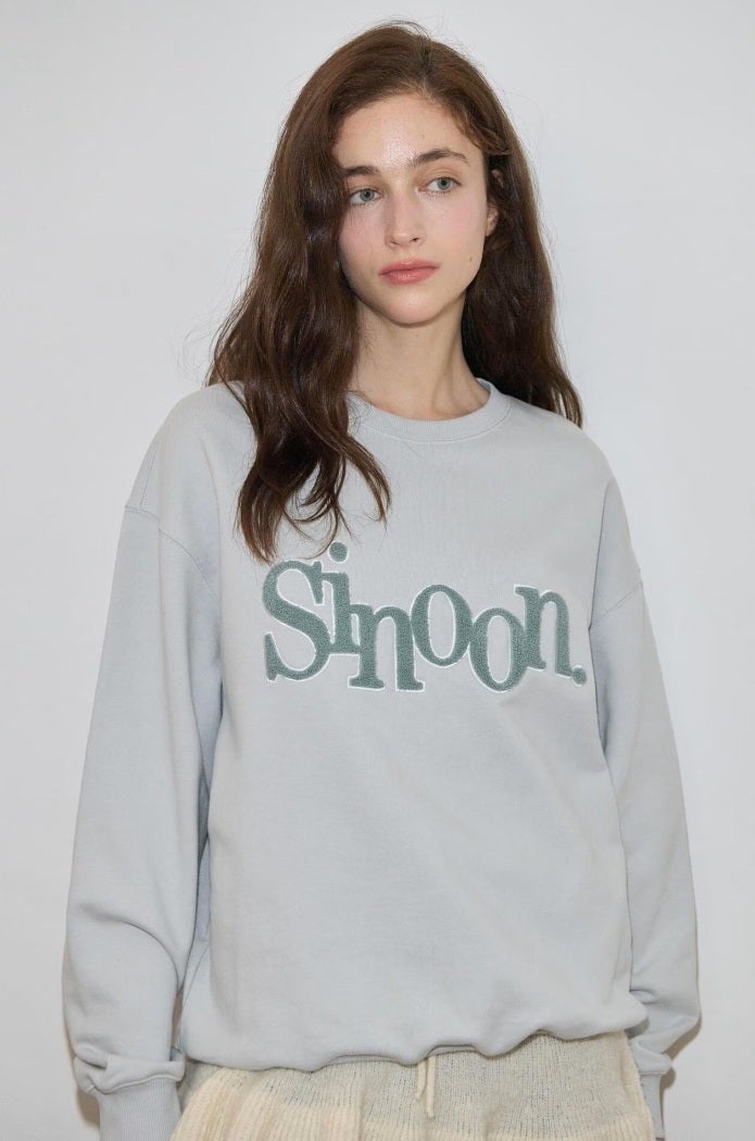 【『Qoo10ファッション』で見つけた】韓国のオシャレ女子が注目！ 話題のブランドsinoon のロゴトレーナー