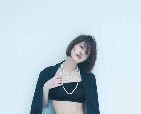 若月佑美、ドキッとする美腹筋&美尻披露<アンド チョコレート>