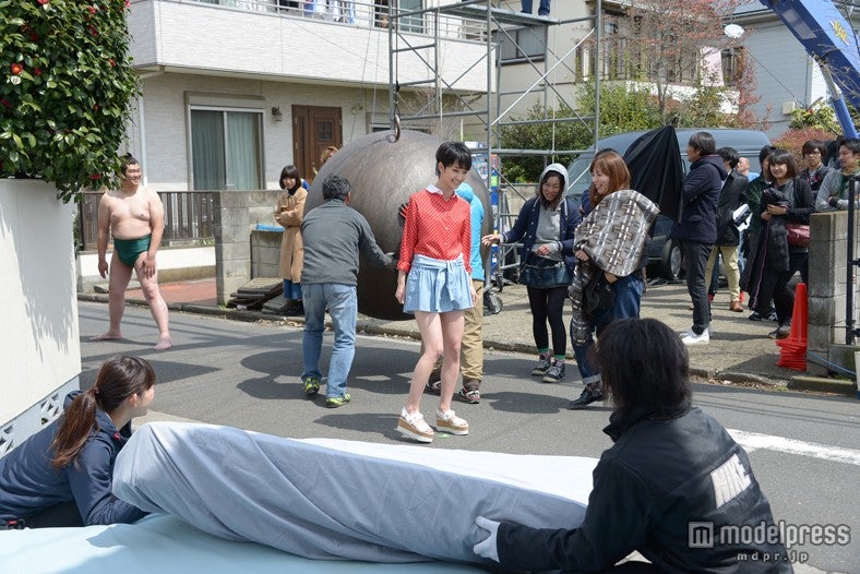 剛力彩芽、巨大鉄球の重さに苦笑い