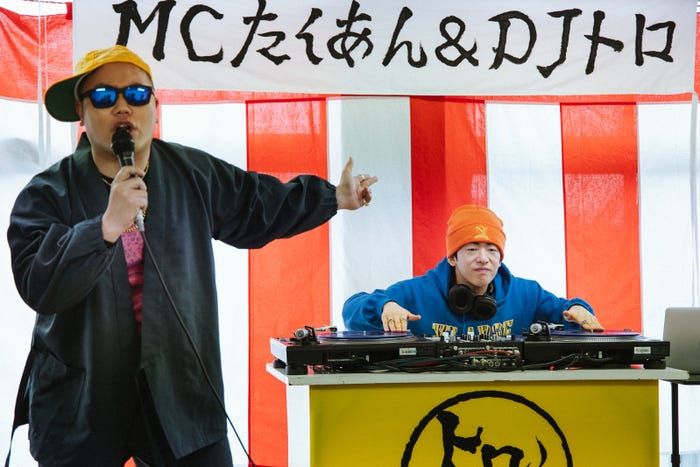 岡部大、DJ松永(C)「しろめし修行僧」製作委員会