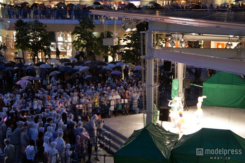 雨の中、約6000人のファンが集結